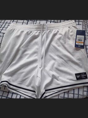 Reebok Size Medium Relaxed Shirt New with Tags 5" Inseam